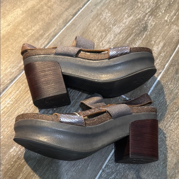 OTBT Gray Platform Shoes with Textured Strap and Chunky Heel - Picture 6 of 10